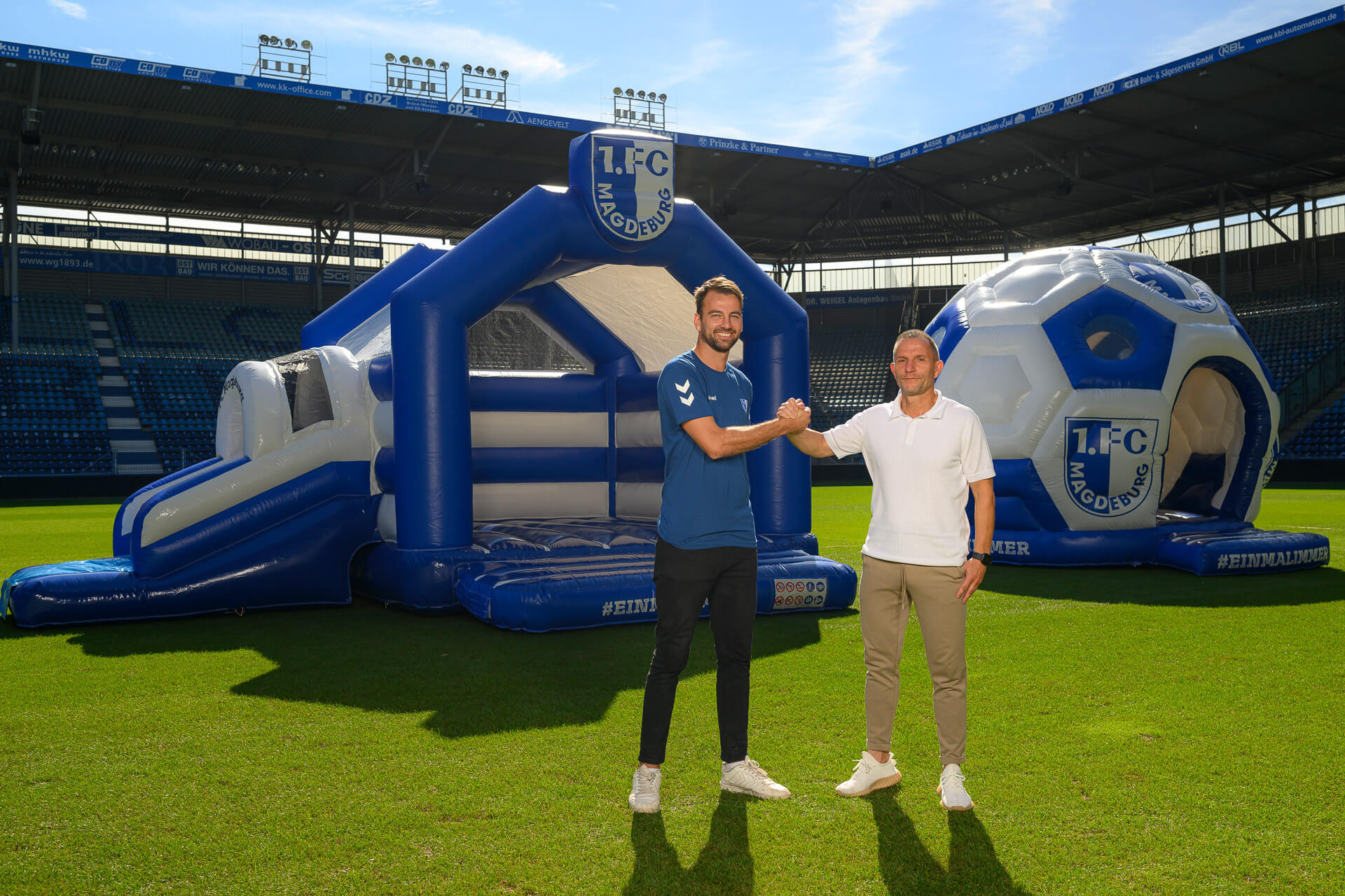 Ex-FCM-Spieler Christian Beck und Christian Engelhardt geben sich vor der offiziellen FCM Hüpfburg in Magdeburg die Hand – Engelhardt Eventservice